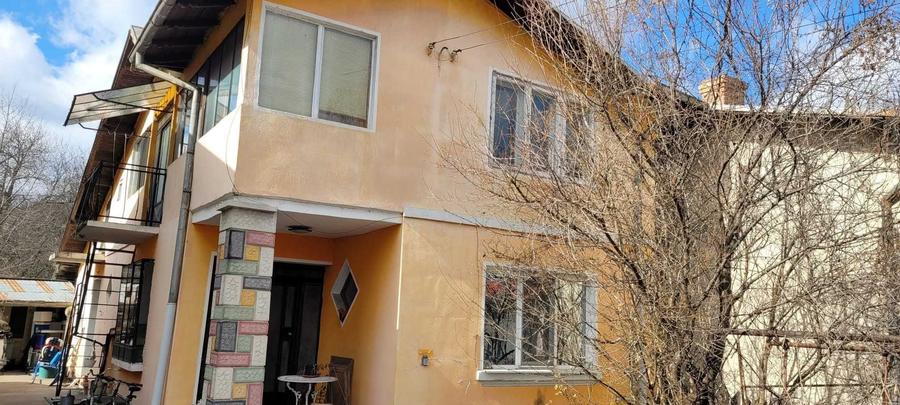 Casă cu 4 camere în Pietrișu