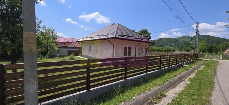 Casă individuală cu 4 camere cu Canalizare în Brebu