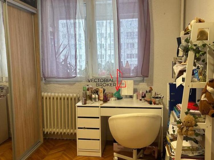 Apartament cu 3 camere semidecomandat în Dristor
