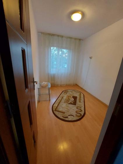 Apartament cu 3 camere semidecomandat în Alexandru cel Bun