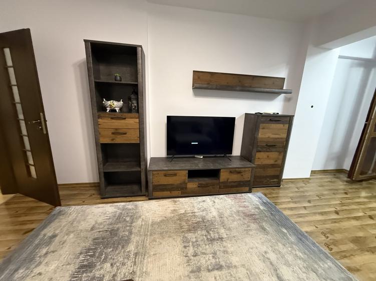 Apartament cu 3 camere semidecomandat, mobilat în Prelungirea Ghencea
