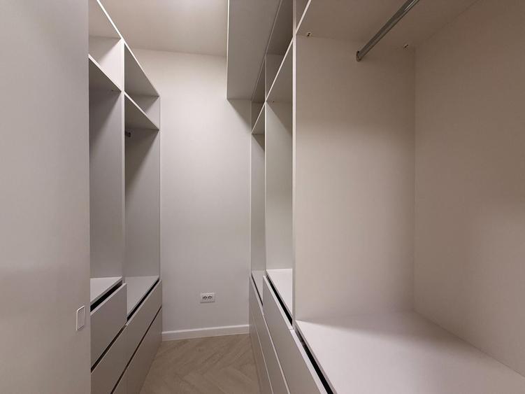 Apartament cu 4 camere semidecomandat în Herăstrău