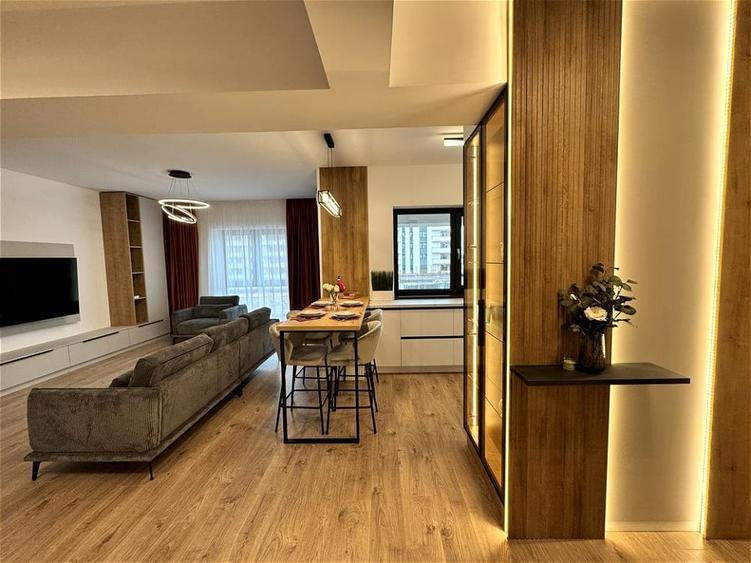 Apartament cu 3 camere semidecomandat, mobilat în Pipera
