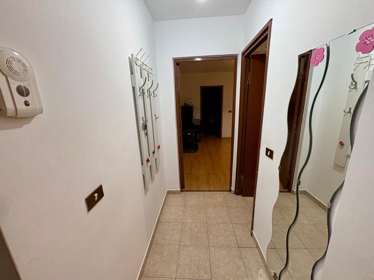 Apartament cu 3 camere semidecomandat în P-ța Reșița