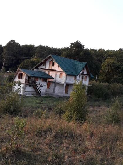 Casă cu 4 camere cu Teren 279 Mp în Dobrovăț