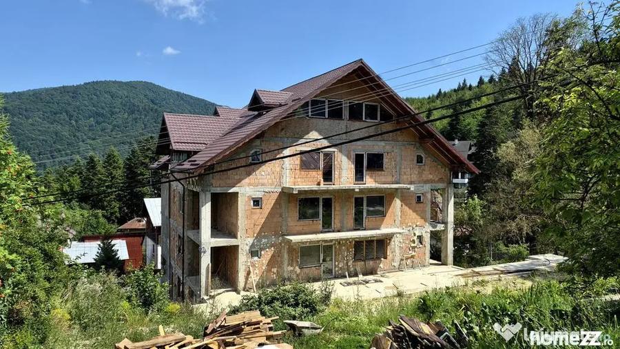 Casă cu 7 camere cu Teren 893 Mp în Central