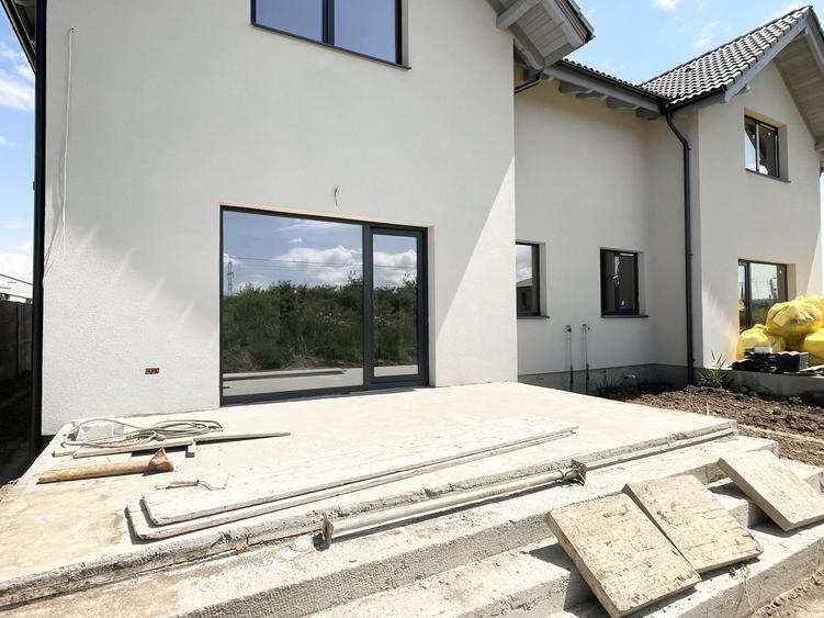 Duplex cu 4 camere cu Canalizare în Moșnița Nouă