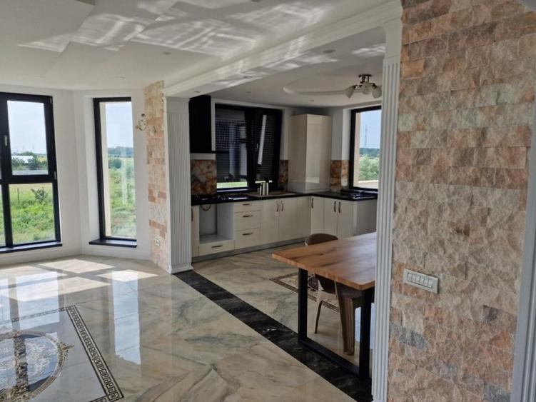 Apartament cu 5 camere decomandat în Central