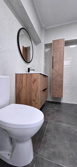 Apartament cu 3 camere semidecomandat în Apărătorii Patriei
