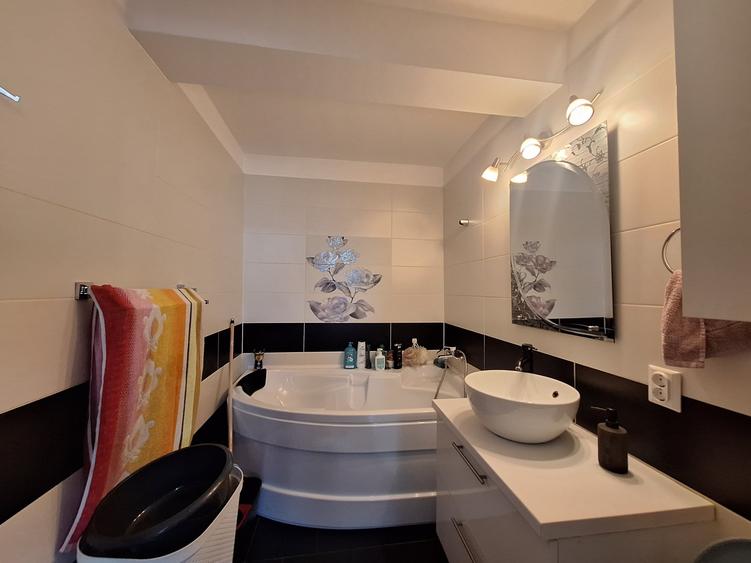 Apartament cu 3 camere semidecomandat, mobilat în Florești