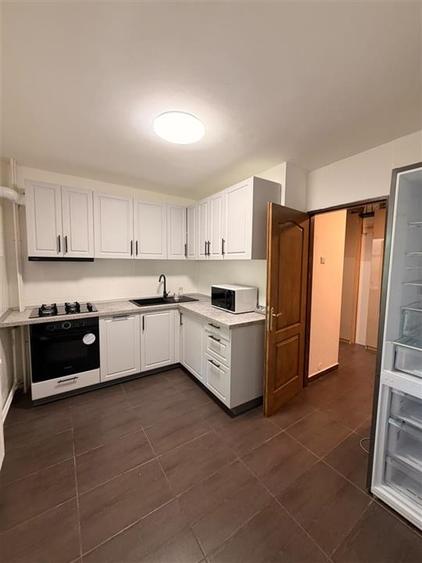 Apartament cu 3 camere decomandat, mobilat în Băneasa