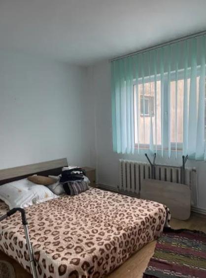 Apartament cu 3 camere semidecomandat, mobilat în Zimbru