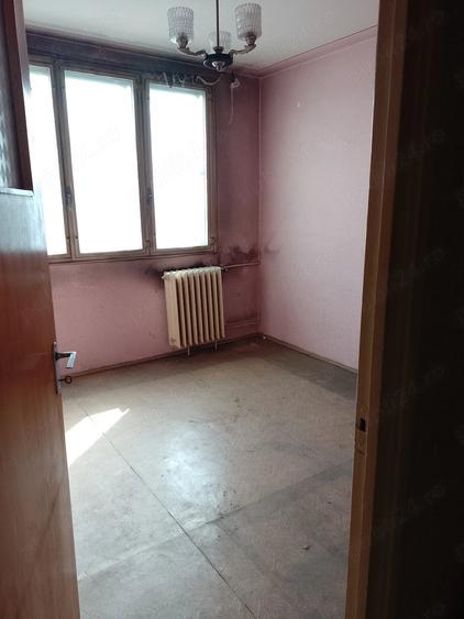 Apartament cu 3 camere semidecomandat în Rahova