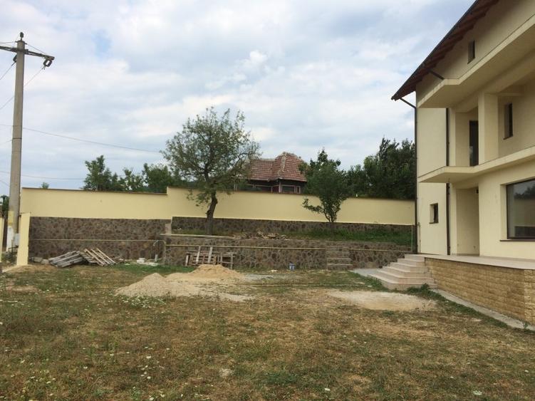 Casă cu 7 camere cu Teren 1300 Mp în Pucioasa-Sat