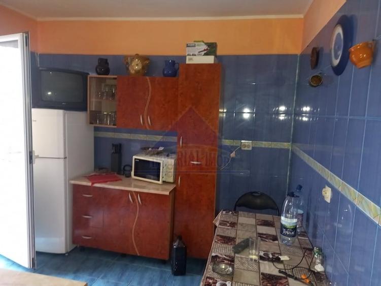Casă individuală cu 6 camere cu Teren 2700 Mp în Nuci