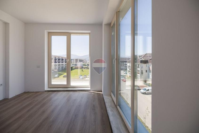 Apartament cu 3 camere decomandat în Tractorul