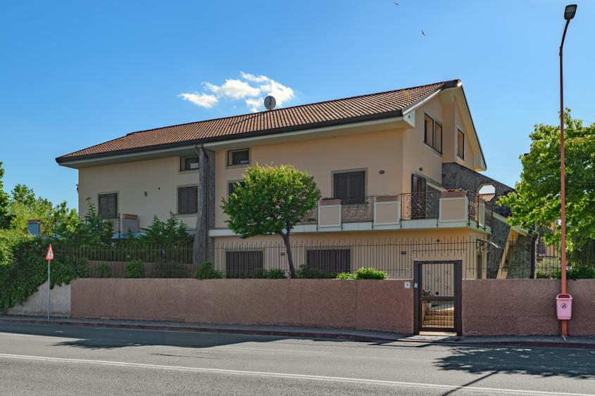 Duplex cu 7 camere cu Canalizare în Faleza Nord