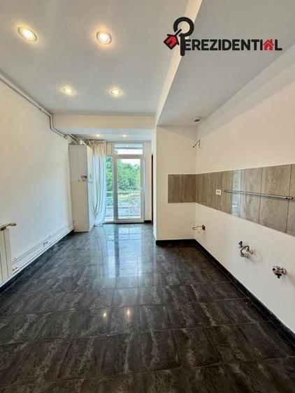 Apartament cu 4 camere semidecomandat în Primăverii