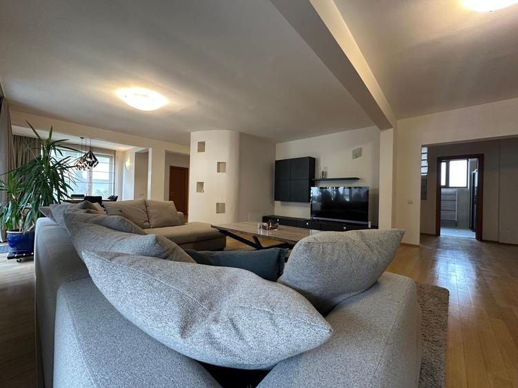 Apartament cu 4 camere decomandat, mobilat în Herăstrău