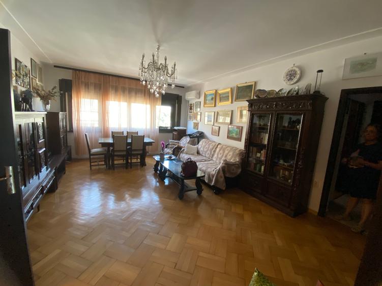Apartament cu 4 camere semidecomandat în Universitate