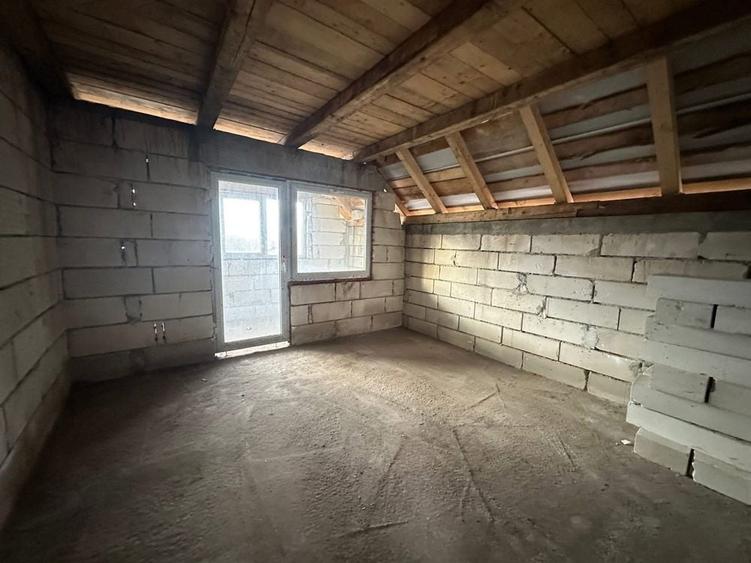 Casă cu 4 camere în Săsar