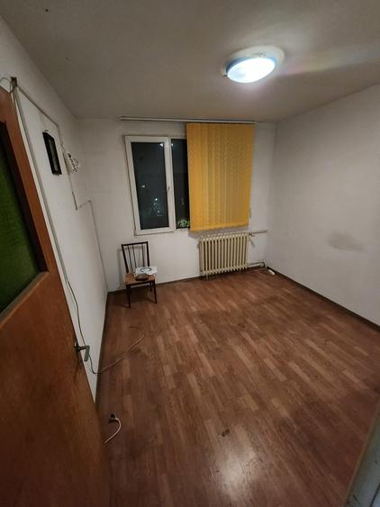 Apartament cu 4 camere decomandat în Berceni