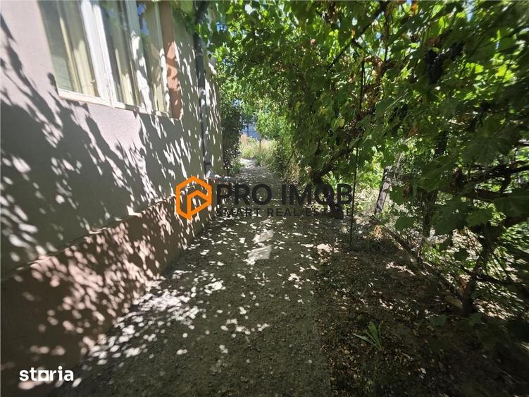 Casă cu 3 camere semidecomandat cu Teren 500 Mp în Central