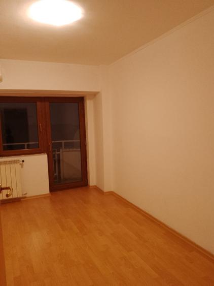 Apartament cu 4 camere decomandat în P-ța Alba Iulia