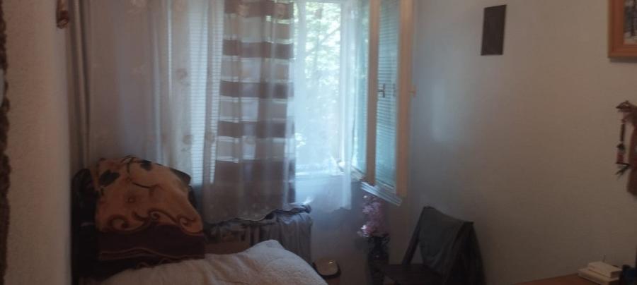Apartament cu 3 camere semidecomandat în Podu Roș
