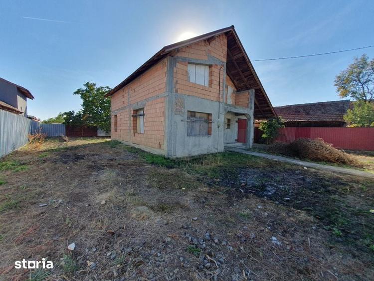 Casă cu 5 camere cu Teren 1324 Mp în Sacoșu Turcesc
