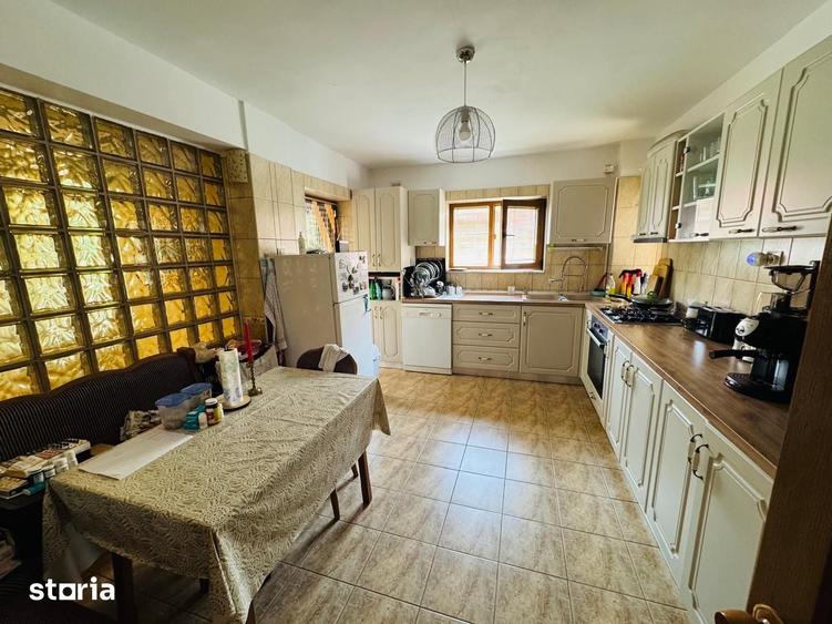 Casă cu 5 camere cu Teren 780 Mp în Nicolina