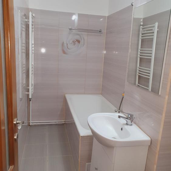 Garsonieră decomandată în Girocului