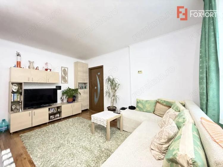 Apartament cu 2 camere semidecomandat, mobilat în Ronaț
