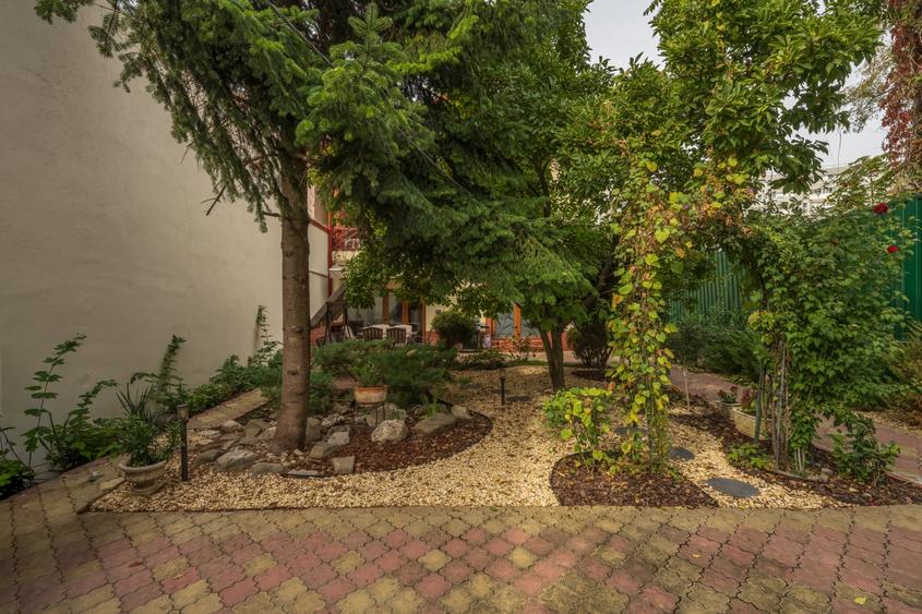 Casă individuală cu 8 camere cu Canalizare în Banu Manta