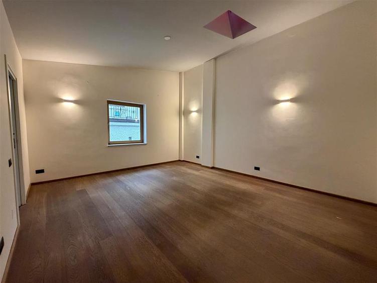 Casă individuală cu 12 camere cu Teren 200 Mp în Dorobanți