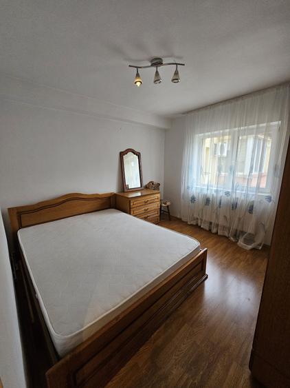 Apartament cu 3 camere decomandat în Micro 11