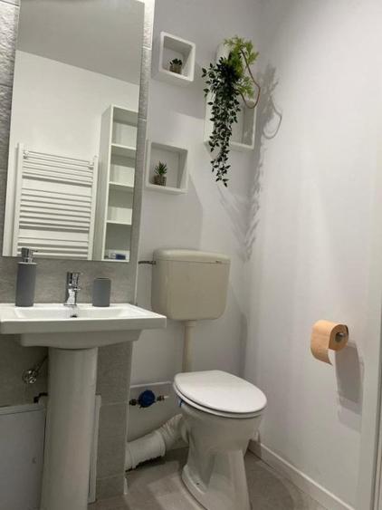 Garsonieră decomandată, mobilată în Calea București