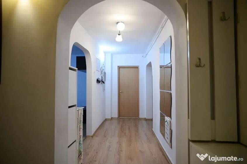 Apartament cu 3 camere decomandat în Micro 5