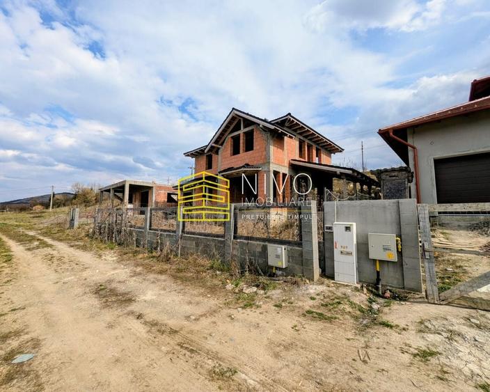 Casă individuală cu 6 camere cu Teren 821 Mp în Ernei