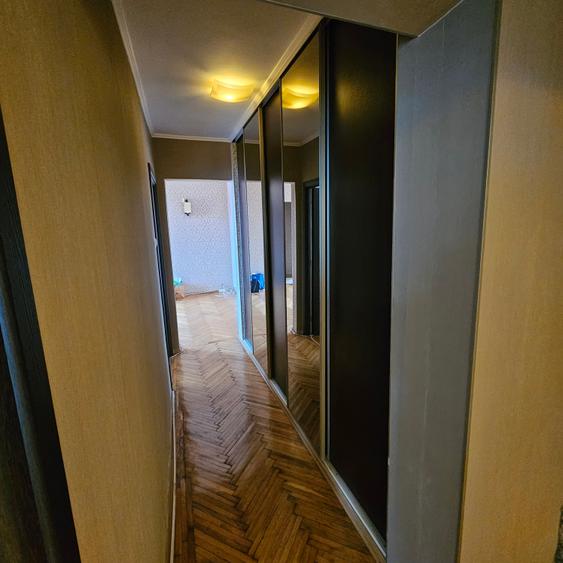 Apartament cu 3 camere semidecomandat, mobilat în Gara de Est