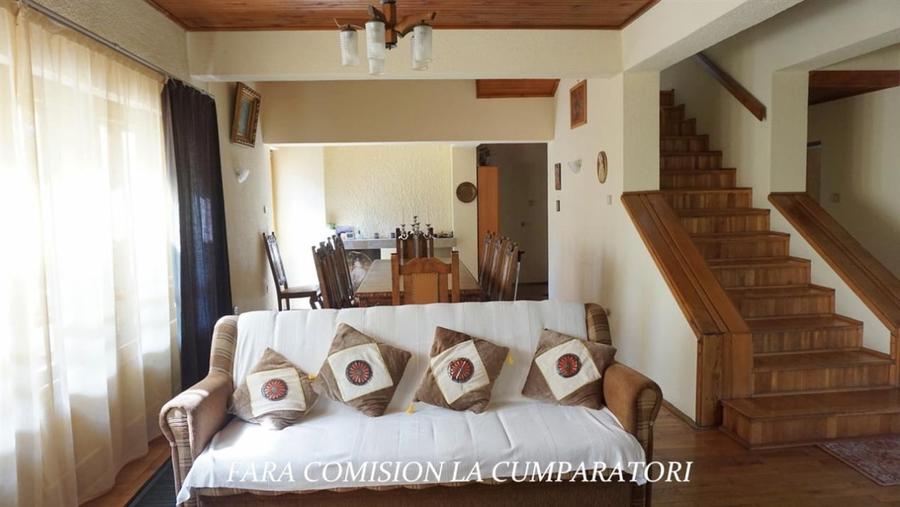 Casă individuală cu 7 camere cu Teren 2328 Mp în Dăești