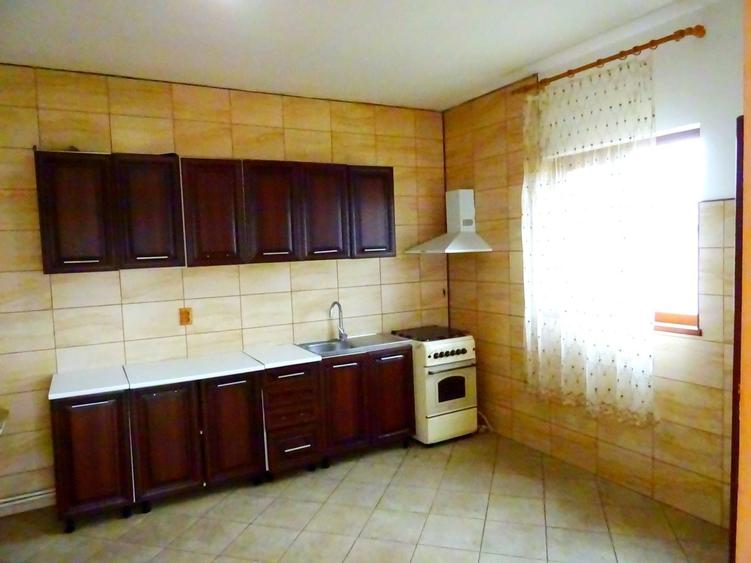 Casă cu 4 camere decomandat în Central