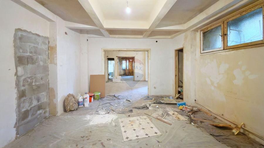 Apartament cu 3 camere semidecomandat în Universitate