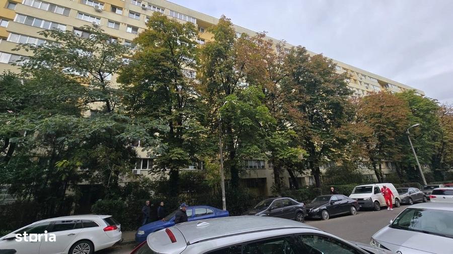 Apartament cu 3 camere decomandat în Obor