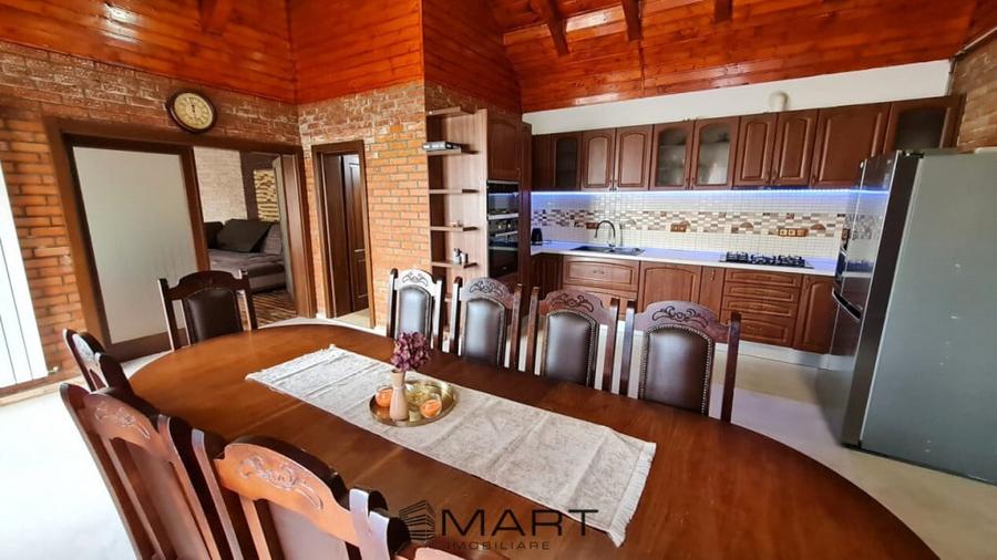 Casă cu 7 camere cu Teren 2550 Mp în Central