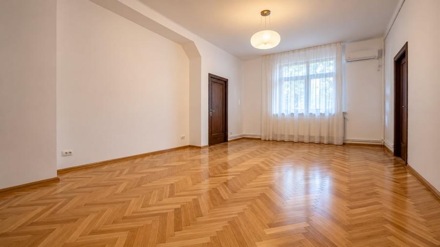 Apartament cu 4 camere decomandat în Polonă