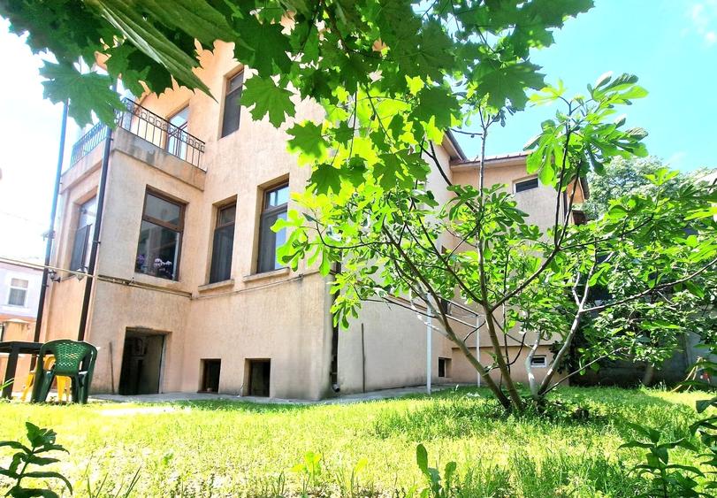 Casă individuală cu 9 camere cu Canalizare în Ultracentral
