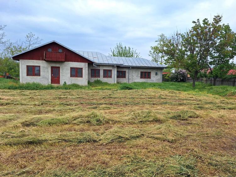 Casă cu 4 camere în Lacu Sărat