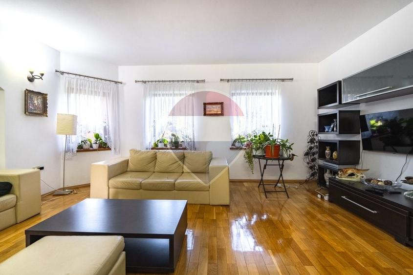 Casă individuală cu 7 camere cu Teren 1332 Mp în Cristian