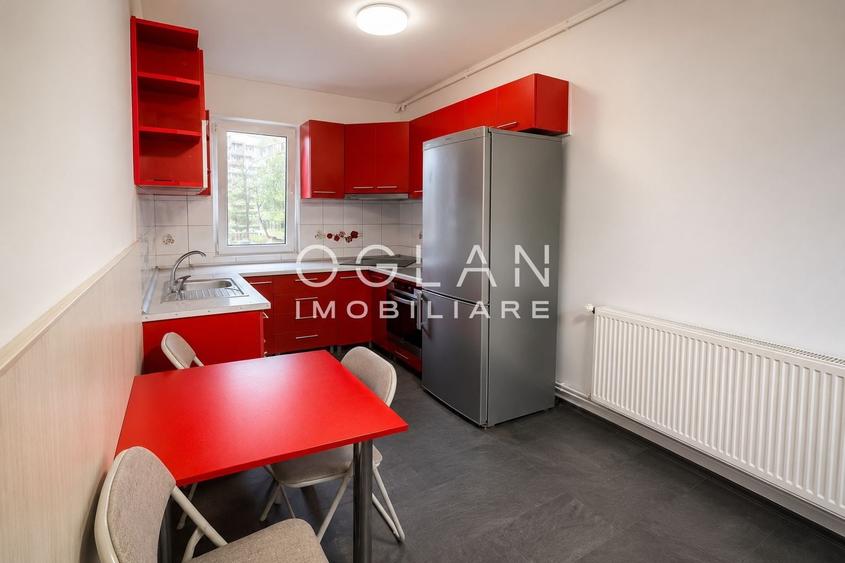 Apartament cu 3 camere semidecomandat, mobilat în Mihai Viteazul